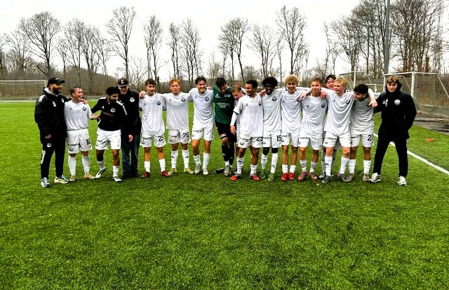 Øverst venstre mod højre,Træner Holgar Djuurhus, Theis Gaardestrup (Skagen IK), Mozamel Yousofi (Hjørring Idrætsforening), Ramus Lehmann (Jetsmark IF), Rasmus Olesen (Hjørring IF), Oliver Frederiksen (Bagterp IF), Mads Houkjær (SHI), Anton Hvidberg (Gug Boldklub), Emil Olesen (Hjørring Idrætsforening), David Wilson (Nørresundby Forenede Boldklubber), Esey Misghina (Hirtshals Boldklub), Malte Vinther Sørensen (Frederikshavn fi), Markus Krogsgaard (AaB), Emil Winther (SHI), Kristoffer Erikslev Thomsen (Vrå/Børglum IF), Alexander Kjeldsen (Aabybro IF), William Kjeldahl (Team Østvendsyssel), Fraværende var træner Emil Damgaard. Foto: Vendsyssel FF.