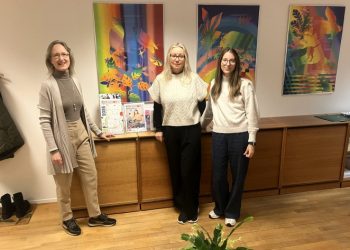 FOF Vendsyssels forstander Kirsten E. Højrup og sekretariatsmedarbejderne Susanne Lykke Christensen og Charlotte Ziethen, til højre, ønsker alle en glædelig jul og et på gensyn i det nye år. Foto: Palle W. Nielsen