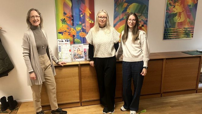 FOF Vendsyssels forstander Kirsten E. Højrup og sekretariatsmedarbejderne Susanne Lykke Christensen og Charlotte Ziethen, til højre, ønsker alle en glædelig jul og et på gensyn i det nye år. Foto: Palle W. Nielsen