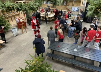 Julemanden gjorde minsandte også sin entré på værkstedet hos Nordsøen Fri Fagskole. Foto: Niels Skipper.