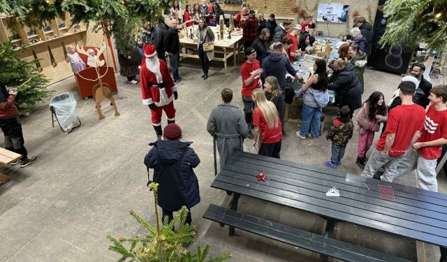 Julemanden gjorde minsandte også sin entré på værkstedet hos Nordsøen Fri Fagskole. Foto: Niels Skipper.