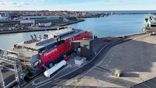 Fjord Lines hurtigfærge Fjord FSTR ved Trailerkajen. Foto: Hirtshals Havn.
