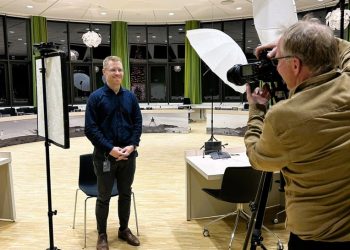 Fotojournalist Hans Ravn i gang med potrættet af socialdemokraten Martin Prentow. Foto: Vanessa Prentow.