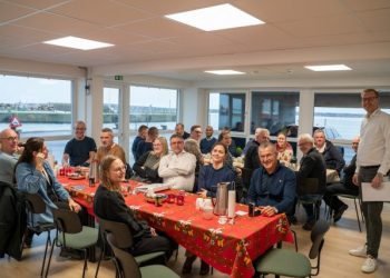 Dirketør Per Holm Nørgaard siger et par ord til medarbejderne i konorbygningens kantine for enden af Norgeskajen. Foto: Hirtshals Havn.