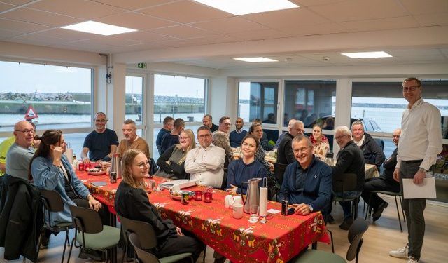 Dirketør Per Holm Nørgaard siger et par ord til medarbejderne i konorbygningens kantine for enden af Norgeskajen. Foto: Hirtshals Havn.