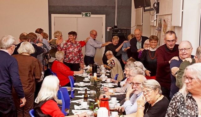 Der var fuld fart på futtoget, da “Nu det jul igen” blev spillet. Foto: Helge Jensen.