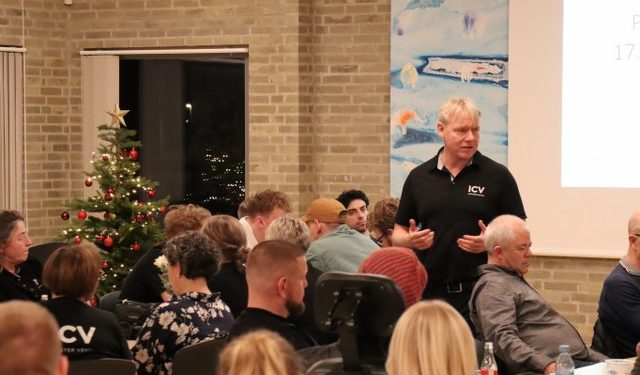 Centerleder Alex Rasmussen takker medarbejderne hos Idrætscenter Vendsyssel. Foto: ICV.