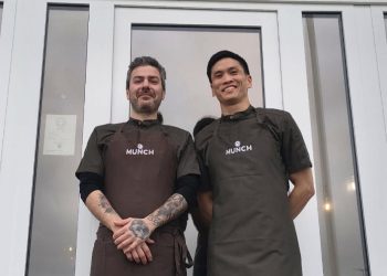 Pavlos D. Zil og Tu Tran på trappen foran Restaurant Munch. Foto: Privat.