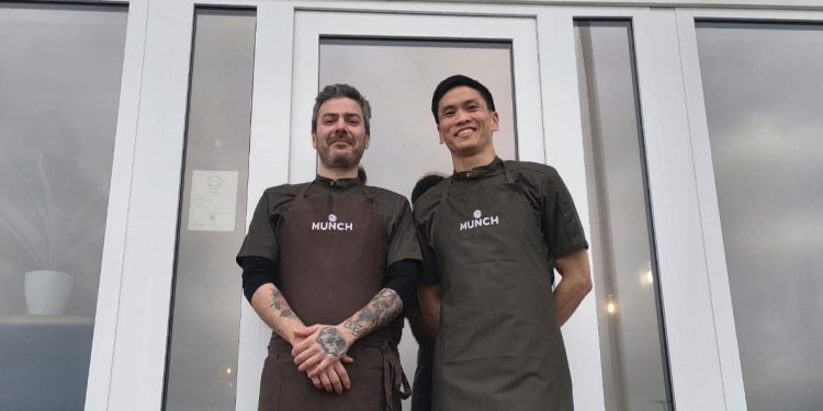 Pavlos D. Zil og Tu Tran på trappen foran Restaurant Munch. Foto: Privat.