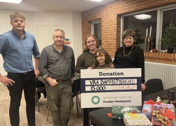 Lars Have, direktør i Sparekassen Danmarks afdeling i Vrå, overrækker donationen. Foto: Privat.