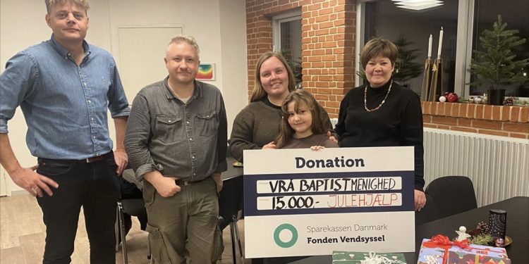 Lars Have, direktør i Sparekassen Danmarks afdeling i Vrå, overrækker donationen. Foto: Privat.