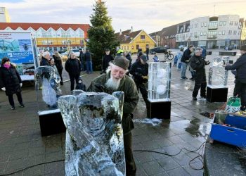 Claus Gajhede i gang med sin isskulptur på Den Grønne Plads. Foto: Niels Skipper.