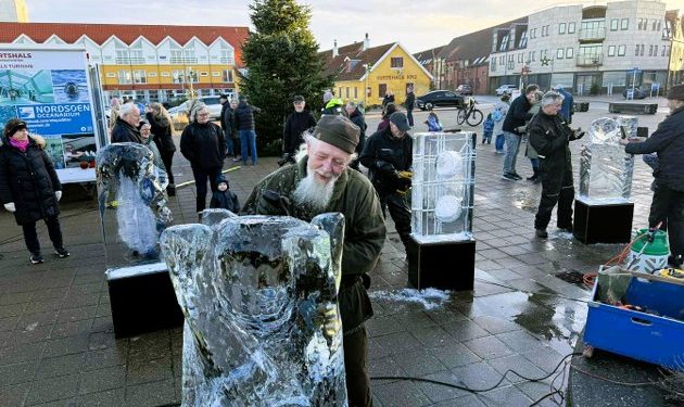 Claus Gajhede i gang med sin isskulptur på Den Grønne Plads. Foto: Niels Skipper.