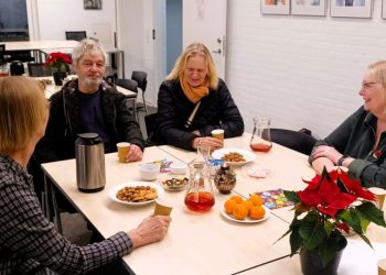 Hyggestund under uddeling af julekurve i Hirtshals Kirkecenter. Foto: Privat.