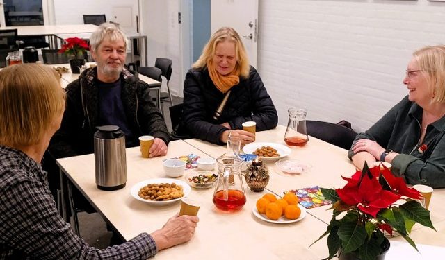 Hyggestund under uddeling af julekurve i Hirtshals Kirkecenter. Foto: Privat.