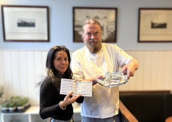 Klerly og Åge Vinther med næste års Pixibog. Foto: Palle W. Nielsen