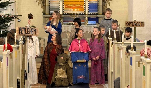 Smukt krybbespil med julens prisværdige budskab i Bindslev Kirke. Foto: Niels Skipper.