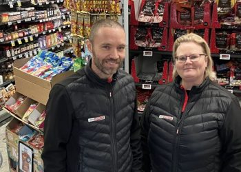 Laila Olsen og Min Købmand i Lendum, Dennis Bøgedal Bak, fejrer jubilæet med gode tilbud. Foto: Palle W. Nielsen