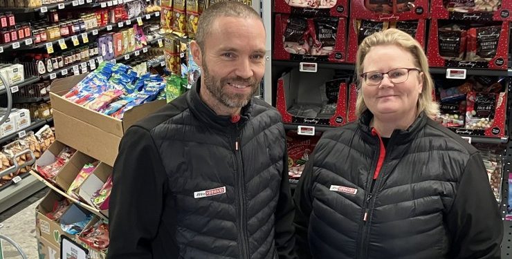 Laila Olsen og Min Købmand i Lendum, Dennis Bøgedal Bak, fejrer jubilæet med gode tilbud. Foto: Palle W. Nielsen