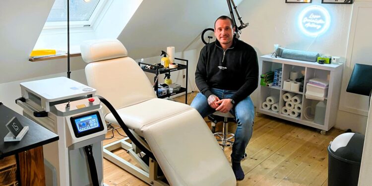 Morten Thomsen i den midlertidige klinik på Engbjergvej 4 vest for Horne. Foto: Niels Skipper.