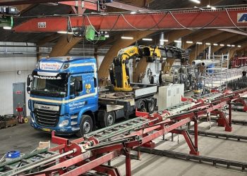Henry Petersen & Sønner ApS løfter lammehøvlen på plads inde i produktionshallen hos Lilleheden A/S.