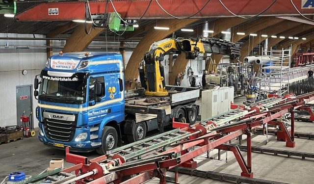 Henry Petersen & Sønner ApS løfter lammehøvlen på plads inde i produktionshallen hos Lilleheden A/S.