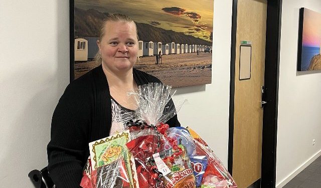Linda Bom med julekurven til beboerne på Aage Holms Vej. Foto: Privat.