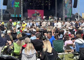 Tøsedrengene på scenen i 2025. Foto: Løkken Koncert.
