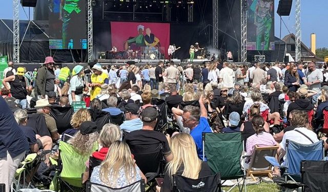 Tøsedrengene på scenen i 2025. Foto: Løkken Koncert.