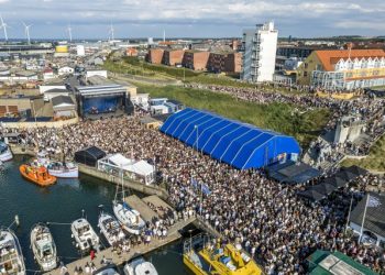 Musik Under Trappen er som her i 2025 altid et kæmpe tilløbsstykke på Sydvestkajen. Foto: (arkiv) Stoklund Medieproduktion.