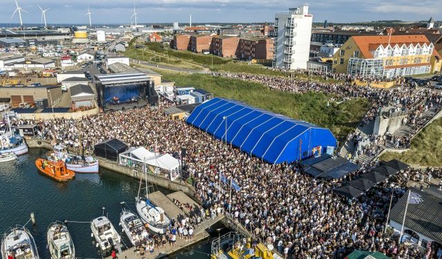 Musik Under Trappen er som her i 2025 altid et kæmpe tilløbsstykke på Sydvestkajen. Foto: (arkiv) Stoklund Medieproduktion.