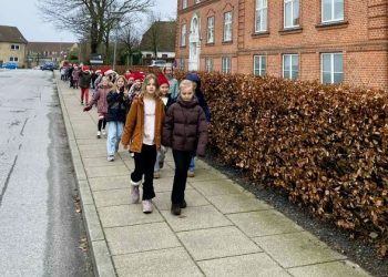 Minikoret fra HPR på ved til plejehjemmet i Fynsgade. Foto: HPR.