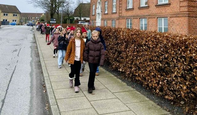 Minikoret fra HPR på ved til plejehjemmet i Fynsgade. Foto: HPR.