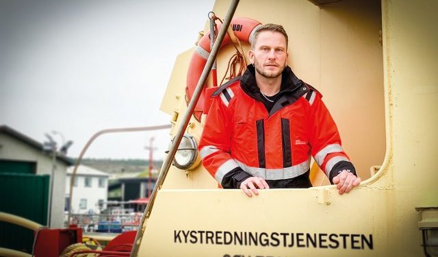 Morten Robert Olsen, stationsleder hos Kystredningstjenesten i Hanstholm, stod i spidsen for aktionen søndag den 5. oktober. Fiskerbåden Flipper havde fået motorstop 400 meter fra molen, hvor voldsomt vejr gjorde situationen livsfarlig. Der er 17 reddere tilknyttet stationen, og de ti af dem var på arbejde denne dag. Foto: Hanstholms Kystredningstjeneste.