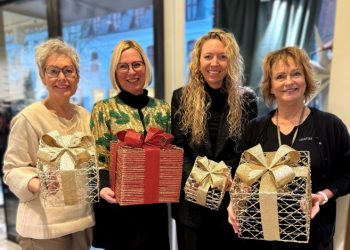 Hjørring Midtby byder velkommen til en god juleoplevelse. Fra venstre Gitte Stiller fra Byens Optik, Christina Østergaard fra Zjoos, Rebecca Jacobsen fra Spar Dame og Susanne Hjelm fra Matas på Springvandspladsen . privatfoto