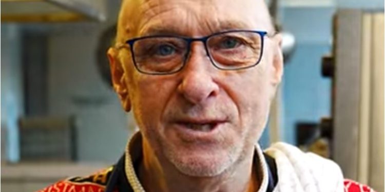 Niller smager på julemaden hos Hirtshals Kro. Denne gang er det rødspætte.