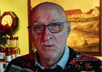 Niller smager på julemaden hos Hirtshals Kro.