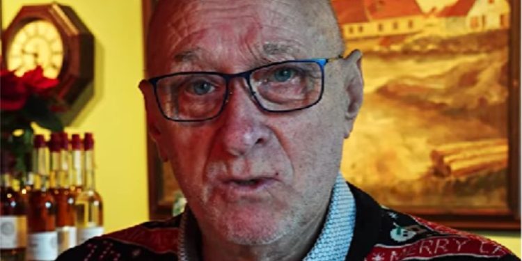 Niller smager på julemaden hos Hirtshals Kro.