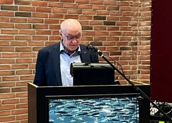 Formand Niller alias Niels Kr. Nielsen fra Hirtshals Fiskeriforening på talerstolen hos Nordsøen Forskerpark. Foto: Niels Chr. Jakobsen.