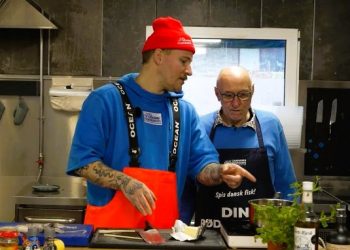 Clausen og Niller i køkkenet.