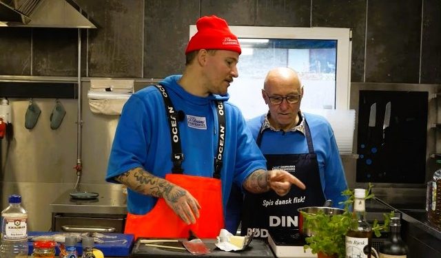 Clausen og Niller i køkkenet.