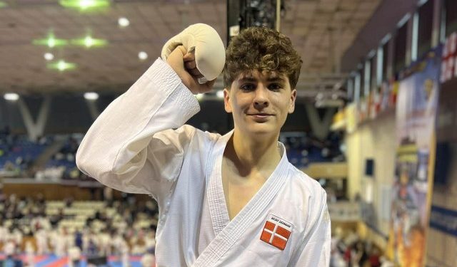Noah Rosengaard med landsholdet i Rumænien. Foto: Tokon Hjørring Karate.