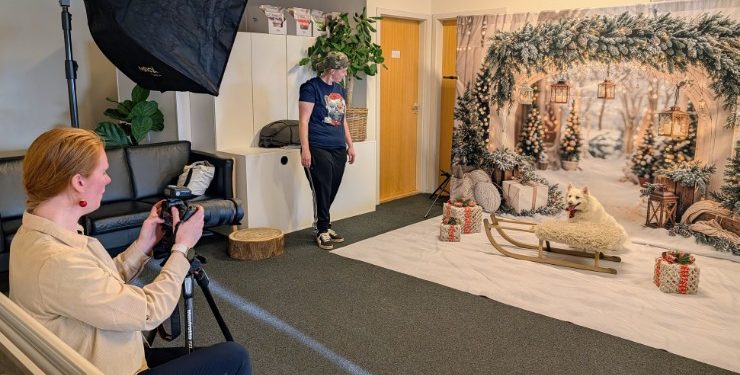 Fotograf Monica Højer havde en travl lørdag med Julefotografering hos Helsehunden.