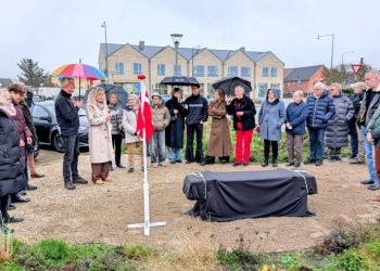 Turistchef Laila Zielke glæder sig over det store fremmøde til indvielsen af Signe Hansens Mindebænk trods det regnfulde vejr.