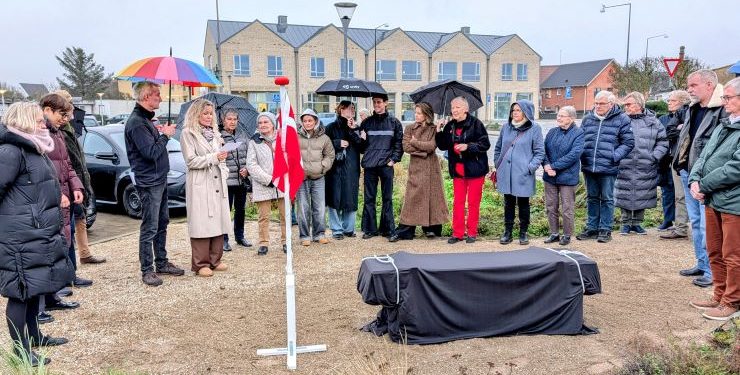 Turistchef Laila Zielke glæder sig over det store fremmøde til indvielsen af Signe Hansens Mindebænk trods det regnfulde vejr.