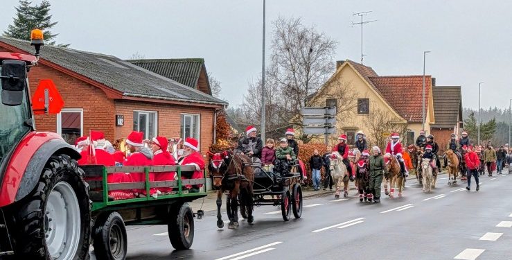 Med Nisseorkestret i front gik det flotte juleoptog fra Mosbjerg Kirke gennem byen til Friskolen.