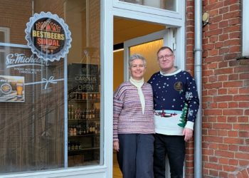 Charlotte og Claus Hassing Dahlgaard er klar til at betjene kunderne i deres nye butik Bestbeers i Sindal.