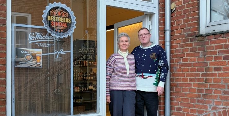 Charlotte og Claus Hassing Dahlgaard er klar til at betjene kunderne i deres nye butik Bestbeers i Sindal.