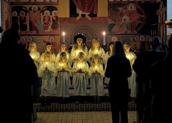 Kirkekoret "Stjerneskuddene" førte an i et meget smukt Luciaoptog i Sindal Bykirke.