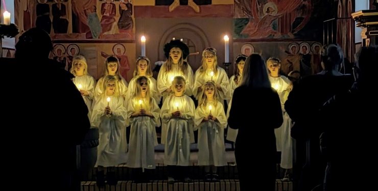 Kirkekoret "Stjerneskuddene" førte an i et meget smukt Luciaoptog i Sindal Bykirke.